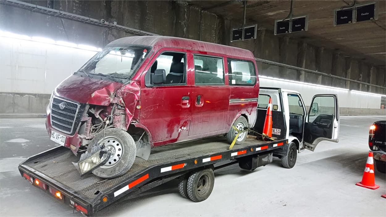 Grúa de Servi Grúas Cheopala rescatando un furgón en Santiago