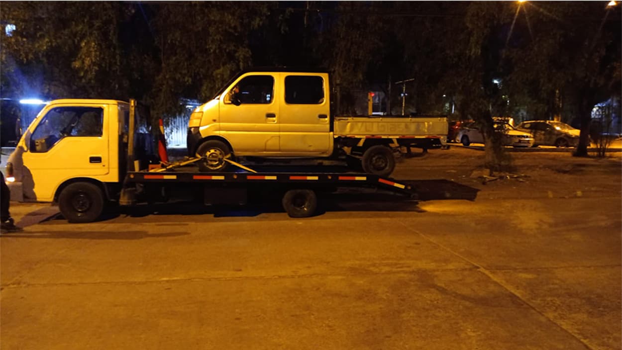 Grúa cargando un vehículo liviano sobre la plataforma
