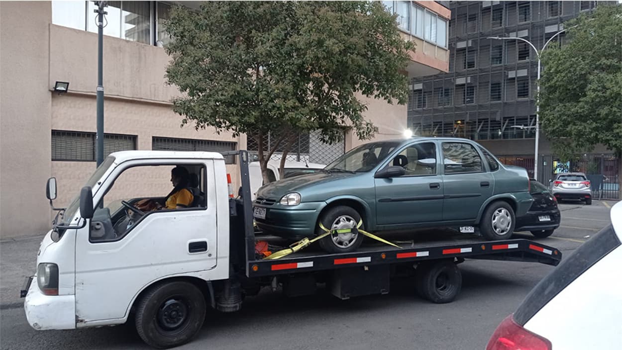 Grúa atendiendo panne de vehículo en Santiago