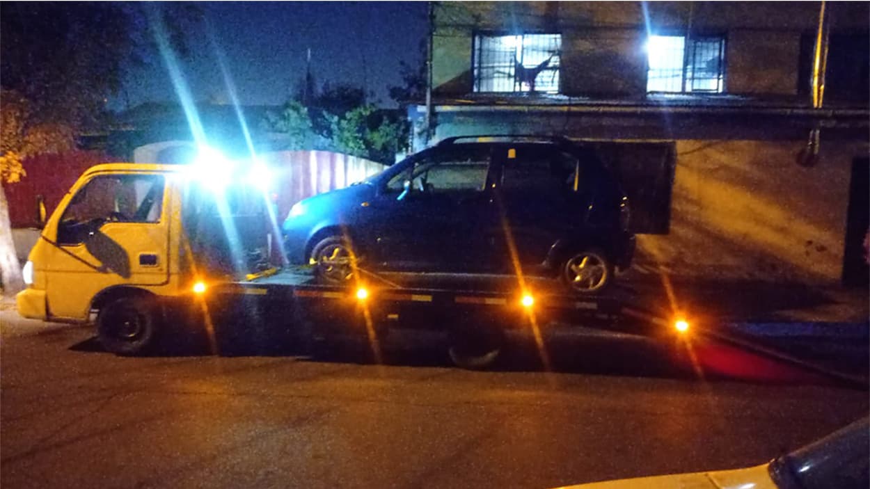 Camioneta cargada sobre la plataforma de la grúa