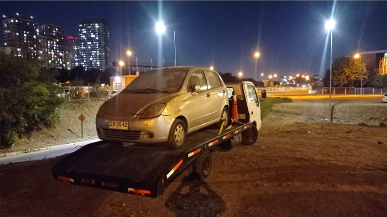 Operativo de traslado con grúa de Servi Grúas en Santiago