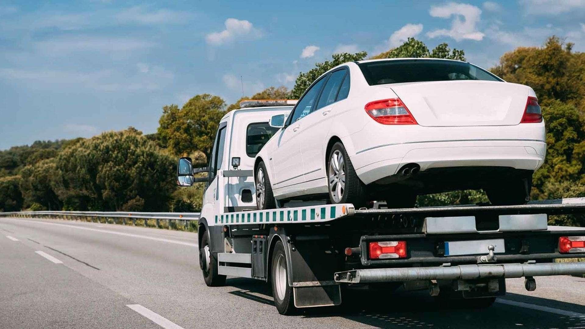 Servi Grúas Cheopala — grúa trasladando un vehículo en Santiago